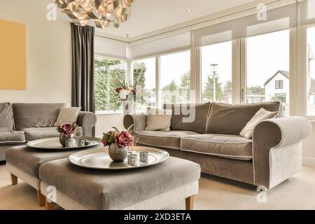 Ein Wohnzimmer mit zwei Sofas und einem Couchtisch vor der Couch befindet sich auf der rechten Seite Stockfoto