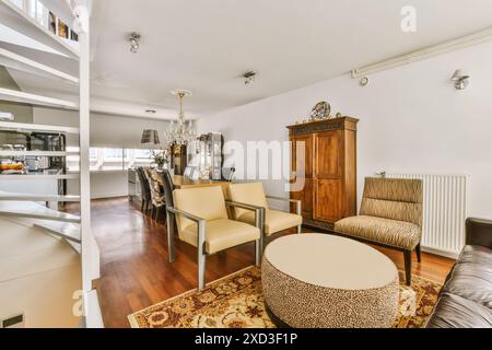 Modernes und elegantes Apartment-Interieur in der Tweede Laurierdwarsstraat, Amsterdam, mit klassischen und modernen Möbeln, Holzboden, Stockfoto