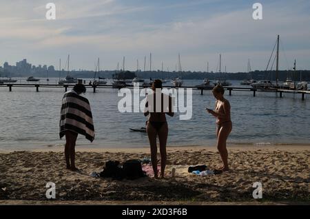 Eine Gruppe drei steht am Redleaf Beach nach dem Schwimmen im Murray Rose Pool, einem beliebten familienfreundlichen Ort zum Schwimmen im Hafen von Sydney Stockfoto