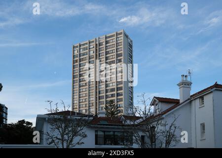 Fast brutalistischer Stil Wohnblock dominiert den Horizont in Darling Point, Sydney, Australien Stockfoto