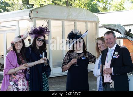 Ascot, Berkshire, Großbritannien. Juni 2024. Früher Sekt auf dem Parkplatz bei Royal Ascot Credit: Maureen McLean/Alamy Live News Stockfoto