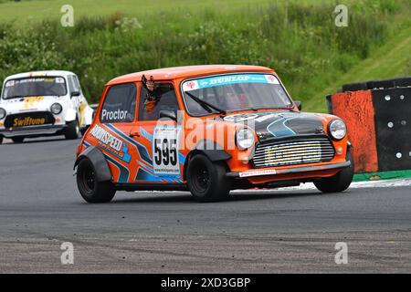 Julian Proctor, Mini Libre, die Dunlop Mini Miglia Challenge unterstützt von Mini Spares, zwei 20-minütige Rennen für zwei Fahrzeugvarianten, Mini Miglia 1 Stockfoto