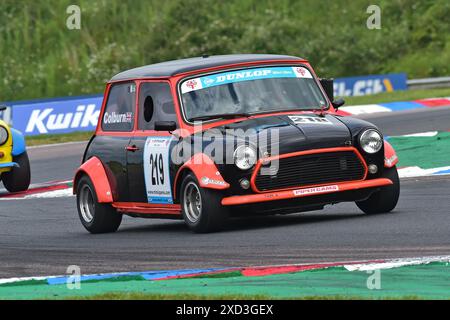 Richard Colburn, Mini Libre, die Dunlop Mini Miglia Challenge unterstützt von Mini Spares, zwei 20-Minuten-Rennen für zwei Fahrzeugvarianten, Mini Miglia Stockfoto