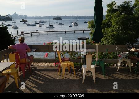 Eine Frau mit Blick auf den Redleaf Beach und den Murray Rose Pool, ein beliebter familienfreundlicher Ort zum Schwimmen mit historischen Gärten im Hafen von Sydney Stockfoto