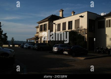 Historisches Redleaf House am Hafen von Sydney und moderne stadterweiterungen von Woollahra, darunter ein Auto Par, in wunderschönem Licht am späten Nachmittag mit blauem Himmel Stockfoto