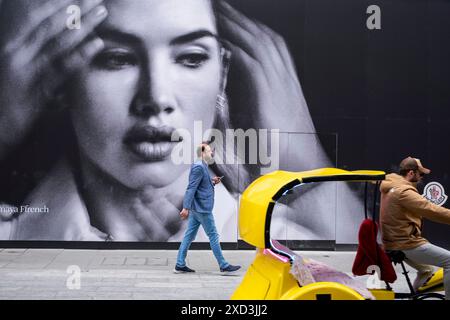 Großformatiges Schwarzweiß-Werbeplakat für Moncler mit dem Gesicht von Isamaya French in der Bond Street am 9. Juni 2024 in London, Großbritannien. Bond Street ist eine der wichtigsten Straßen im West End Einkaufsviertel und ist sehr hochwertig. Es ist seit dem 18. Jahrhundert eine modische Einkaufsstraße. Das reiche und wohlhabende Geschäft hier ist hauptsächlich für High-End Mode und Schmuck. Stockfoto