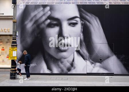 Großformatiges Schwarzweiß-Werbeplakat für Moncler mit dem Gesicht von Isamaya French in der Bond Street am 9. Juni 2024 in London, Großbritannien. Bond Street ist eine der wichtigsten Straßen im West End Einkaufsviertel und ist sehr hochwertig. Es ist seit dem 18. Jahrhundert eine modische Einkaufsstraße. Das reiche und wohlhabende Geschäft hier ist hauptsächlich für High-End Mode und Schmuck. Stockfoto