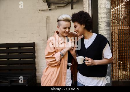 Ein wunderschönes, vielfältiges Paar Lesben, die eng nebeneinander stehen. Stockfoto