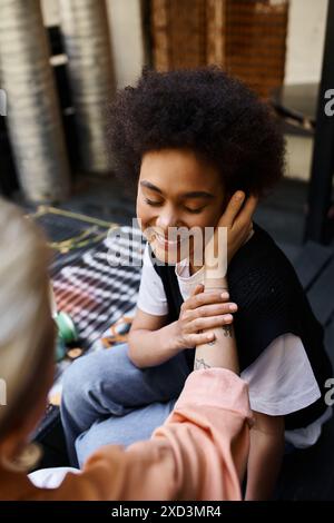 Zwei Frauen verbringen Zeit miteinander. Stockfoto