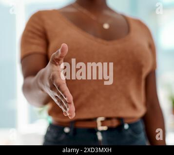 Nahaufnahme, Handschlag und Geschäft mit schwarzer Frau, Begrüßung oder Hallo mit Dankeschön, Beförderung oder Gelegenheit. Afrikanische Person, Kreativberater oder Stockfoto