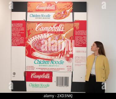 London, Großbritannien. Juni 2024. Die Angestellten sehen 'Campbell's Soup' von Andy Warhol (EST. £450, 000 - £650, 000), das am 27. Juni 2024 im Phillips Modern & Contemporary Art: Evening & Day Sale auf Auktion gehen soll. Quelle: Justin Ng/Alamy Live News Stockfoto