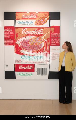 London, Großbritannien. Juni 2024. Die Angestellten sehen 'Campbell's Soup' von Andy Warhol (EST. £450, 000 - £650, 000), das am 27. Juni 2024 im Phillips Modern & Contemporary Art: Evening & Day Sale auf Auktion gehen soll. Quelle: Justin Ng/Alamy Live News Stockfoto