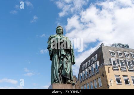 Edinburgh, Schottland, Großbritannien. Statue von Dr. Thomas Chalmers, dem ersten Moderator der Kirche, in der George Street in der Stadt. Stockfoto