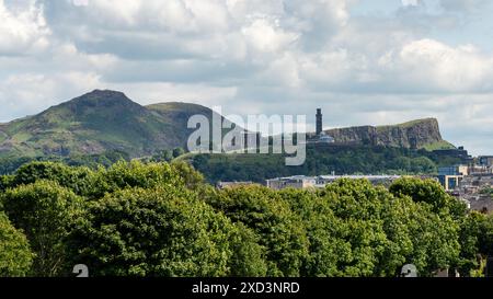 Edinburgh, Schottland, Großbritannien. Malerische Landschaft mit Calton Hill, Salisbury Crags und Arthur's Seat in der Stadt. Stockfoto