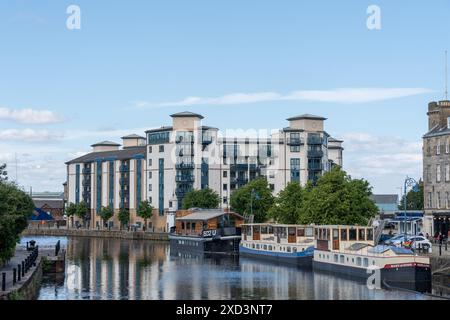 Edinburgh, Schottland, Großbritannien. Wasser von Leith - malerischer Blick auf den Fluss und das Wasser im Stadtvorort Leith. Stockfoto