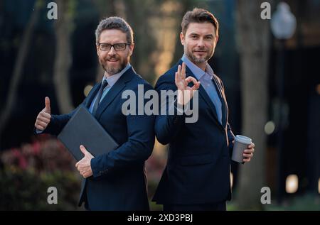Die Öffentlichkeitsarbeit der beiden Geschäftsteams war erfolgreich beim Aufbau ihrer Marke. Zwei Geschäftsteams MEN Marketingkonzept. Business-Team-Businessbusin Stockfoto