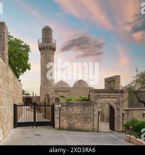 Das Minarett der Schah-Moschee erhebt sich über den umliegenden Gebäuden in Baku, Aserbaidschan. Neben dem Palast der Shirvanshahs ist diese Moschee vor Sonnenuntergang ein prominentes Wahrzeichen in der Stadt Stockfoto