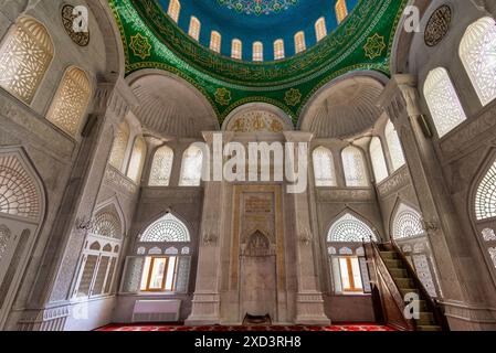 Das Innere der Bibi-Heybat-Moschee in Baku, Aserbaidschan, zeigt ihre komplexen architektonischen Details, einschließlich der Kuppel, Bögen und Fenster Stockfoto