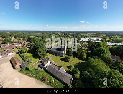 St. Mary's Church, Sutton Valence, in der Nähe von Maidstone - und The Weald of Kent. Blick von einer Drohne, Blick nach Südosten, Mitte Juni Stockfoto