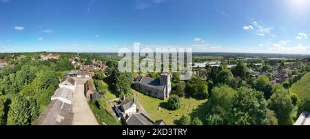 St. Mary's Church, Sutton Valence, in der Nähe von Maidstone - und The Weald of Kent. 180-Grad-Panoramablick von einer Drohne, mit Blick nach Südosten, Mitte Juni Stockfoto