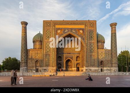 SAMARKAND, USBEKISTAN - 18. JUNI 2024: Ikonische Sher-Dor Madrasah-Fassade auf dem Registan-Platz in Samarkand, Usbekistan Stockfoto