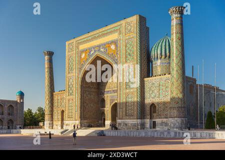 SAMARKAND, USBEKISTAN - 18. JUNI 2024: Ikonische Sher-Dor Madrasah-Fassade auf dem Registan-Platz in Samarkand, Usbekistan Stockfoto