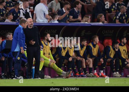 Köln, Deutschland. Juni 2024. Steve Clarke Cheftrainer von Schottland spricht mit seinem Assistenten John Carver während des Spiels der UEFA-Europameisterschaft im Kölner Stadion. Der Bildnachweis sollte lauten: Jonathan Moscrop/Sportimage Credit: Sportimage Ltd/Alamy Live News Stockfoto