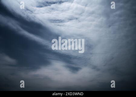 Tiefblauer Himmel vor starkem strom und starkem Regen als Hintergrund Stockfoto