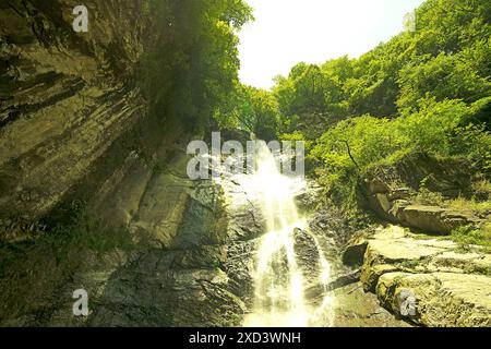 Makhuntseti Wasserfall Batumi City im Südwesten Georgiens Juni 2024 für Hintergrundinformationen Stockfoto