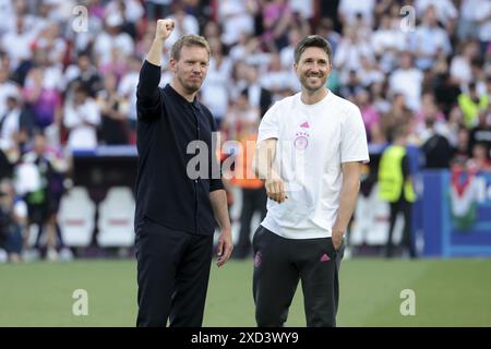 Deutschland-Trainer Julian Nagelsmann und Assistenztrainer Benjamin Gluck feiern den Sieg nach der UEFA Euro 2024, Gruppe A, Fußballspiel zwischen Deutschland und Ungarn am 19. Juni 2024 in der MHPArena in Stuttgart Stockfoto
