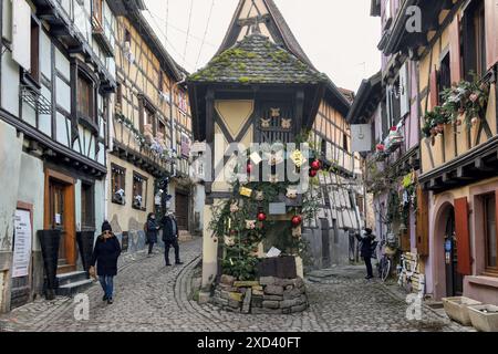 Geographie / Reise, Frankreich, Elsass, Fachwerkhäuser entlang der Rue du Rempart Brew, Eguisheim, ADDITIONAL-RIGHTS-CLEARANCE-INFO-NOT-AVAILABLE Stockfoto