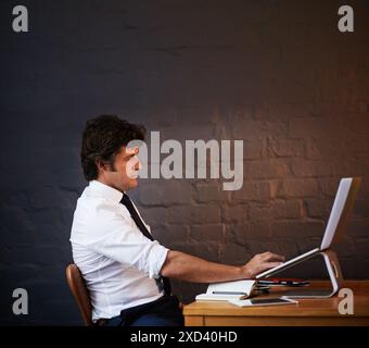 Forschung, Laptop und Mann nachts im Büro mit Informationen für das Kriminalermittlungsprojekt. Detective, Computer und männlicher Privatdetektiv Stockfoto