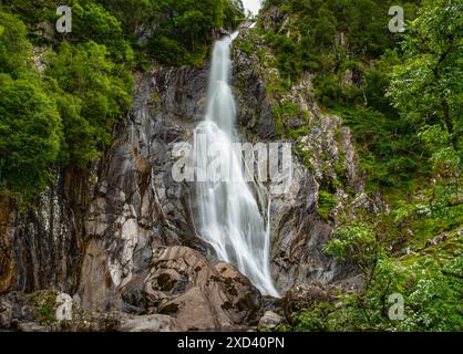 Aber Falls Wasserfall im Snowdonia National Park, Nordwales, Gwynedd, Großbritannien. Wunderschöne Berglandschaft. Idyllischer Blick auf Felsen, Bäume und Wasser Stockfoto