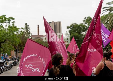 Verschiedene Gesundheitsverbände, darunter Ärzte, Krankenschwestern und Gesundheitstechniker, protestieren vor den Büros des Gesundheitsministeriums der Generalitat, der für das Gesundheitsmanagement in Katalonien zuständigen Behörde. Sie protestieren gegen die Kürzungen, die in diesem Sommer stattfinden werden. Varios sindicatos de sanidad, entre ellos médicos, enfermeras y técnicos sanitarios, protestan frente a las sedes del Departamento de Sanidad de la Generalitat, el organismo encargado de la gestión sanitaria en Catalu&#xf1;a. Protestan por los recortes que se producirán este ver Stockfoto