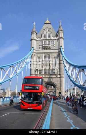 Geografie / Reise, Großbritannien, England, London, roter Doppeldecker auf der Tower Bridge, London, ADDITIONAL-RIGHTS-CLEARANCE-INFO-NOT-AVAILABLE Stockfoto