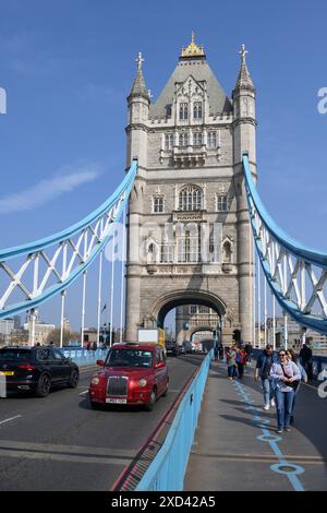 Geografie / Reise, Großbritannien, England, London, rotes Taxi auf der Tower Bridge, London, England, ADDITIONAL-RIGHTS-CLEARANCE-INFO-NOT-AVAILABLE Stockfoto