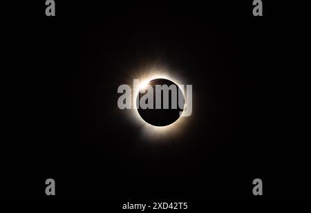 April 2024 totale Sonnenfinsternis Diamantring-Effekt kurz vor Totalität in New Brunswick, Kanada. Stockfoto