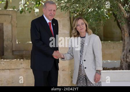 Toasts, . Juni 2024. Der türkische Präsident Recep Tayyip Erdoğan wird vom Premierminister Giorgia Meloni während des G7-Gipfels in Borgo Egnazia (Brindisi), Italien, am 14. Juni 2024 begrüßt. Quelle: Unabhängige Fotoagentur/Alamy Live News Stockfoto