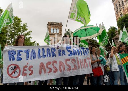 Verschiedene Gesundheitsverbände, darunter Ärzte, Krankenschwestern und Gesundheitstechniker, protestieren vor den Büros des Gesundheitsministeriums der Generalitat, der für das Gesundheitsmanagement in Katalonien zuständigen Behörde. Sie protestieren gegen die Kürzungen, die in diesem Sommer stattfinden werden. Varios sindicatos de sanidad, entre ellos médicos, enfermeras y técnicos sanitarios, protestan frente a las sedes del Departamento de Sanidad de la Generalitat, el organismo encargado de la gestión sanitaria en Catalu&#xf1;a. Protestan por los recortes que se producirán este ver Stockfoto