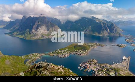 Aus der Vogelperspektive des Dorfes reine auf den Lofoten, Norwegen, bietet atemberaubende Schönheit - Berge, Fjorde und malerische Häuser. Reinebringen Lofoten Norwegen Stockfoto