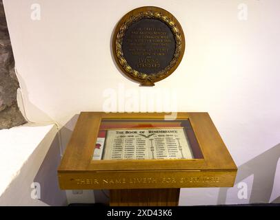 Ein Kriegsdenkmal und ein Erinnerungsbuch an Mitarbeiter des Evening Standard, die im 1. Und 2. Weltkrieg in der St. Bride's Church oder der Journalistenkirche starben, fliehen Stockfoto