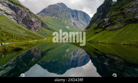 Ein ruhiger See inmitten der majestätischen Berge Norwegens, der die Schönheit der Landschaft in seinen stillen Gewässern widerspiegelt. Stockfoto