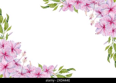 Pinke Hibiskusblüten mit grünen Blättern Postkartenkomposition. Aquarellabbildung isoliert auf weißem Hintergrund. Kopierraum mit Blumendesign Stockfoto