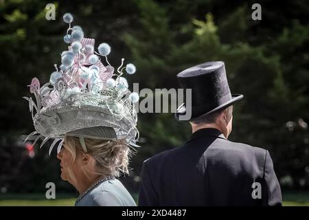 Berkshire, Großbritannien. Juni 2024. Royal Ascot Ladies Day. Am Donnerstag des Gold Cup Day, auch bekannt als Ladies Day, kommen Stil und Eleganz mit extravaganten Hüten und glamourösen Outfits zum Vorschein. Guy Corbishley/Alamy Live News Stockfoto
