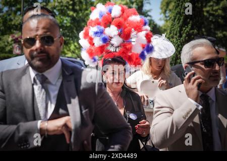 Berkshire, Großbritannien. Juni 2024. Royal Ascot Ladies Day. Am Donnerstag des Gold Cup Day, auch bekannt als Ladies Day, kommen Stil und Eleganz mit extravaganten Hüten und glamourösen Outfits zum Vorschein. Guy Corbishley/Alamy Live News Stockfoto