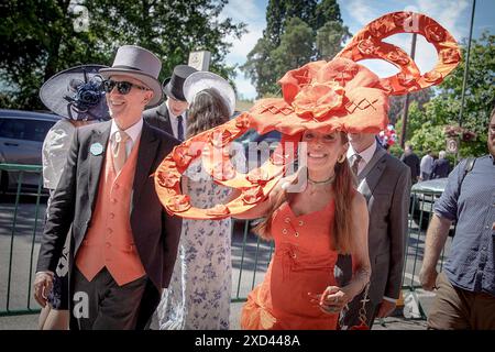 Berkshire, Großbritannien. Juni 2024. Royal Ascot Ladies Day. Am Donnerstag des Gold Cup Day, auch bekannt als Ladies Day, kommen Stil und Eleganz mit extravaganten Hüten und glamourösen Outfits zum Vorschein. Guy Corbishley/Alamy Live News Stockfoto