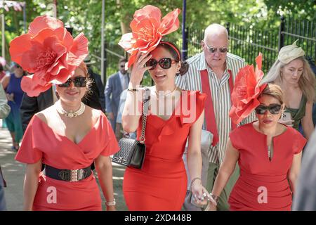 Berkshire, Großbritannien. Juni 2024. Royal Ascot Ladies Day. Am Donnerstag des Gold Cup Day, auch bekannt als Ladies Day, kommen Stil und Eleganz mit extravaganten Hüten und glamourösen Outfits zum Vorschein. Guy Corbishley/Alamy Live News Stockfoto