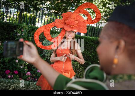 Berkshire, Großbritannien. Juni 2024. Royal Ascot Ladies Day. Am Donnerstag des Gold Cup Day, auch bekannt als Ladies Day, kommen Stil und Eleganz mit extravaganten Hüten und glamourösen Outfits zum Vorschein. Guy Corbishley/Alamy Live News Stockfoto