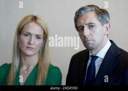 Taoiseach Simon Harris und Justizministerin Helen McEntee sprechen im Anschluss an die Zeremonie der Staatsbürgerschaft im Kongresszentrum in Dublin vor den Medien. Bilddatum: Donnerstag, 20. Juni 2024. Stockfoto