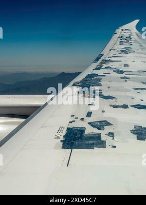 Flugsicherheit, Flugzeugflügel mit Klebeband repariert, Dreamliner Boeing 787 Stockfoto